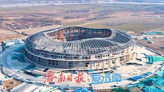 魯媒：戴上1.6萬(wàn)噸“鋼鐵巨冠”，黃河體育中心球場(chǎng)完成屋蓋施工