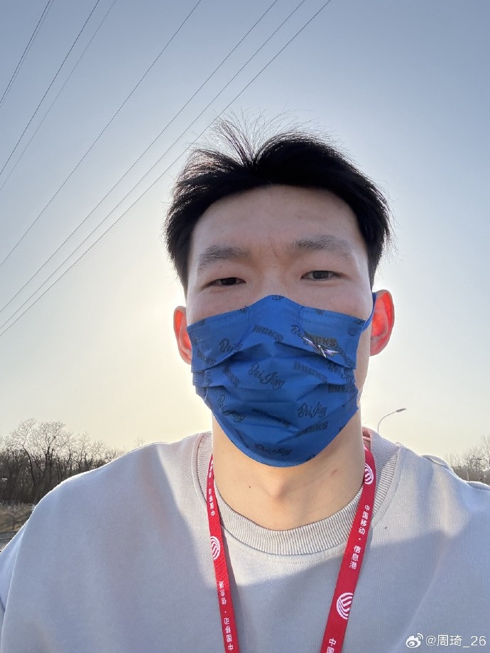 悠閑！周琦騎京牌電動車出行：太陽出來了 開京牌兜兜風！