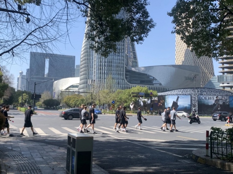心態(tài)放松，有網(wǎng)友拍到澳大利亞隊早上在萬象城citywalk